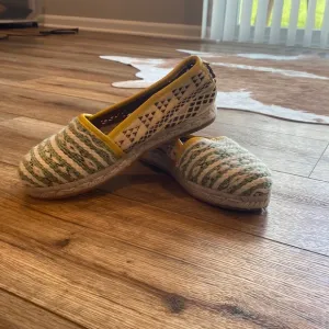 Cobra Society flats made with wool and leather: Bohemian, Folk, Naturalist