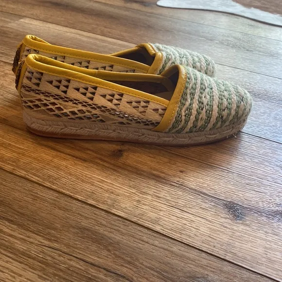 Cobra Society flats made with wool and leather: Bohemian, Folk, Naturalist