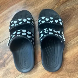 Crocs Black Heart Slides sz 7