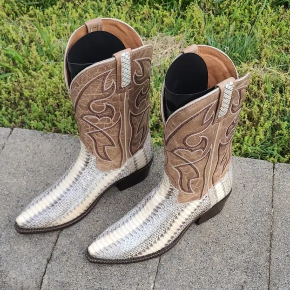 Dan Post natural cobra skin cowboy boots in a snip toe. Size 9D.