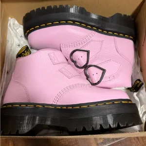 Dr. Martens Devon Heart Pink Lavender Milled Nappa