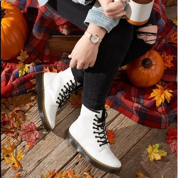 Dr. Martens Zavala 8 Eyelet Boots | White