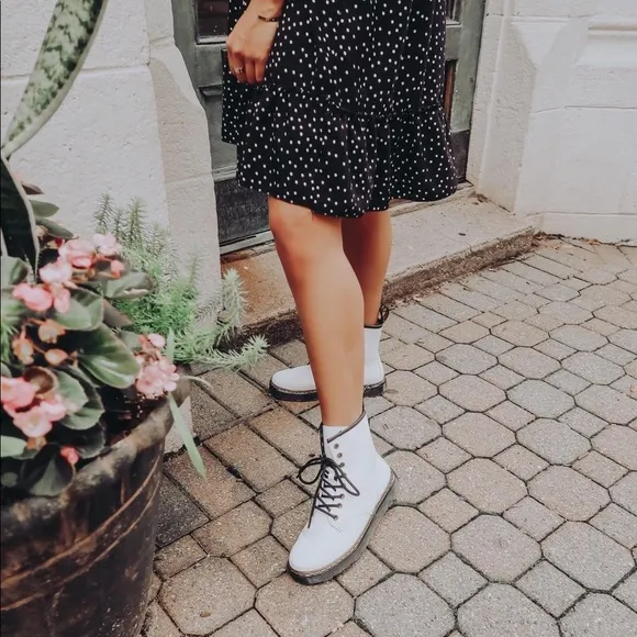 Dr. Martens Zavala 8 Eyelet Boots | White