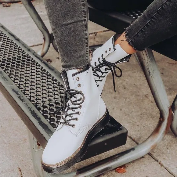 Dr. Martens Zavala 8 Eyelet Boots | White