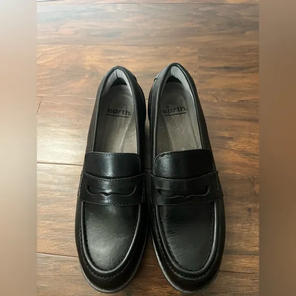 Earth Avani Barcelona Black Leather Penny Loafers-Size 9M