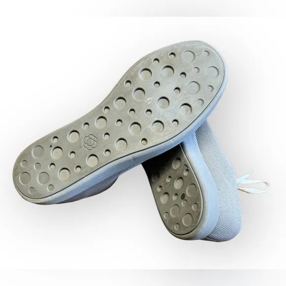 EUC Atoms Sneakers Model 000 Men-10 women-11.5