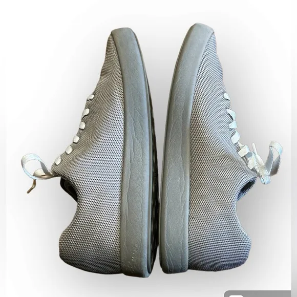 EUC Atoms Sneakers Model 000 Men-10 women-11.5