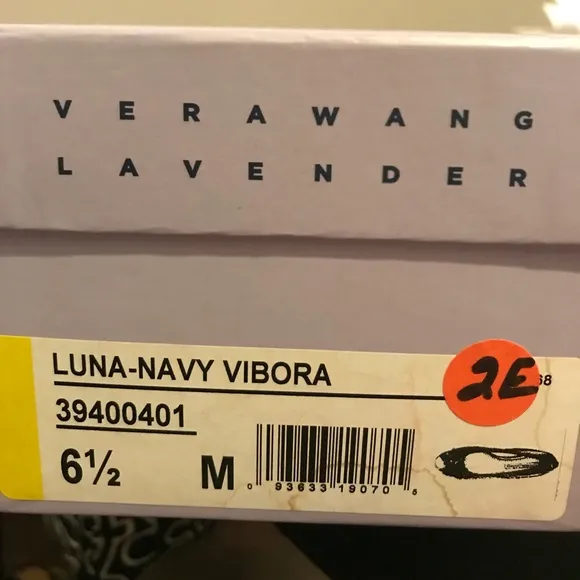 EUC VERA WANG LAVENDER FLATS