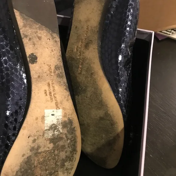EUC VERA WANG LAVENDER FLATS