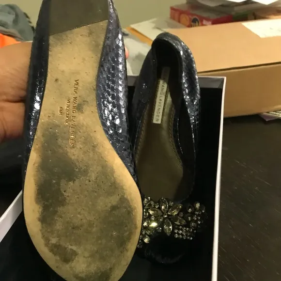 EUC VERA WANG LAVENDER FLATS