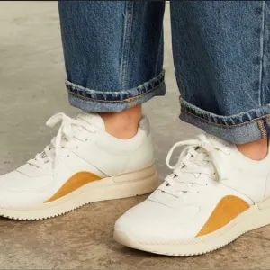 Everlane NWOB The Trainer Sneakers in Neutral Off White w Mustard Yellow Size 5