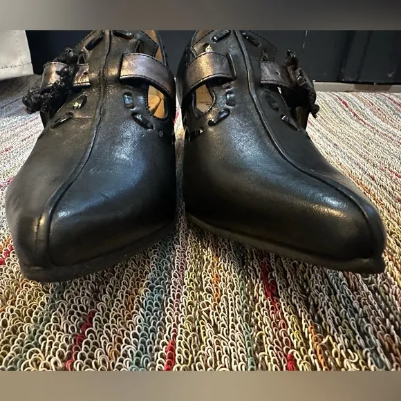 Fluevog NEARLY NEW Truth Colleen black loafers w/ skull t-strap buckle - 6