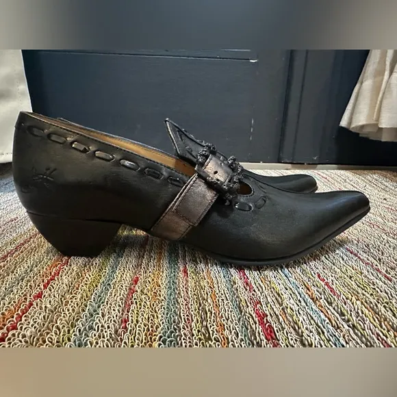 Fluevog NEARLY NEW Truth Colleen black loafers w/ skull t-strap buckle - 6