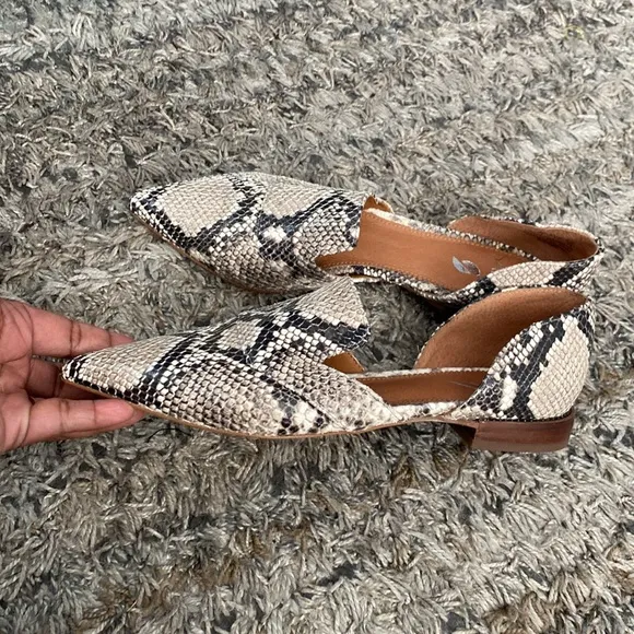 Franco Sarto A-Toby open sides snakeskin pointed to flats size 7