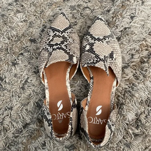 Franco Sarto A-Toby open sides snakeskin pointed to flats size 7