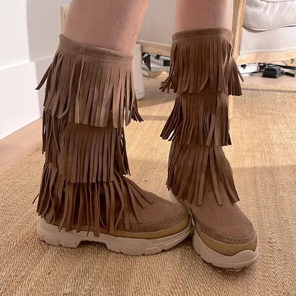 Free People Brand New LaidBack London Pull on Fringe Suede boots Coachella 🌈🌸