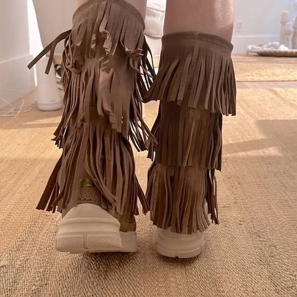Free People Brand New LaidBack London Pull on Fringe Suede boots Coachella 🌈🌸