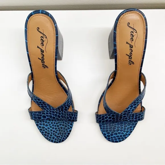 Free People Charlie V Block Heel Sandals Blue Croc Size 39 slides reptile boho