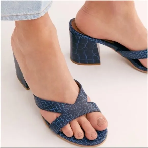 Free People Charlie V Block Heel Sandals Blue Croc Size 39 slides reptile boho