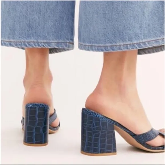 Free People Charlie V Block Heel Sandals Blue Croc Size 39 slides reptile boho