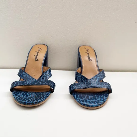 Free People Charlie V Block Heel Sandals Blue Croc Size 39 slides reptile boho