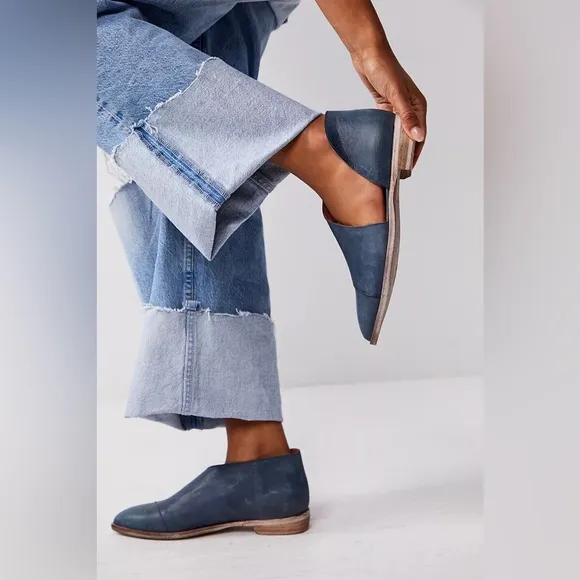 Free People Royale Flat Leather Cut Out Shoe in Indigo