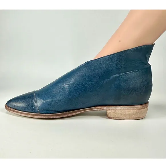 Free People Royale Flat Leather Cut Out Shoe in Indigo