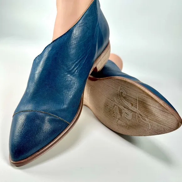 Free People Royale Flat Leather Cut Out Shoe in Indigo