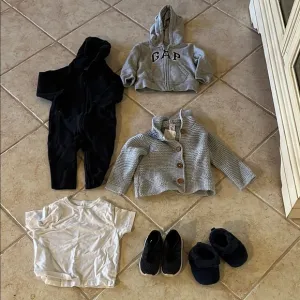 gender neutral bundle baby cloths ,sneaker and slipper 6/12mo-18months .