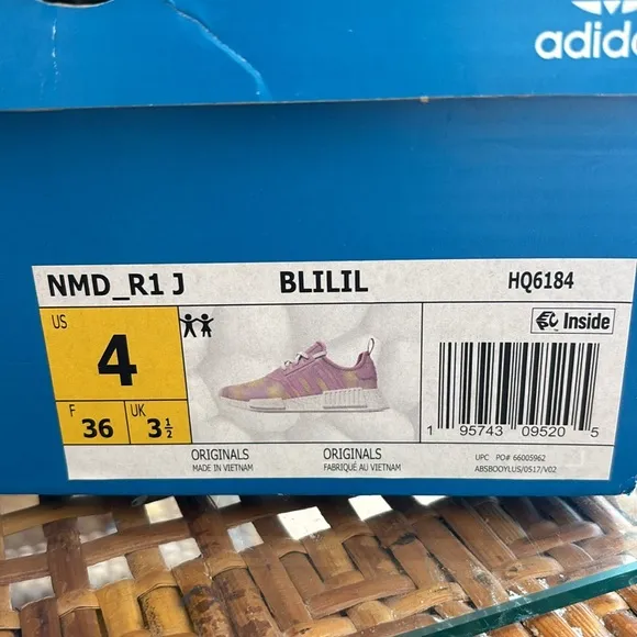 Girls Adidas Nomad R1 J Blilil Sneakers NIB 4