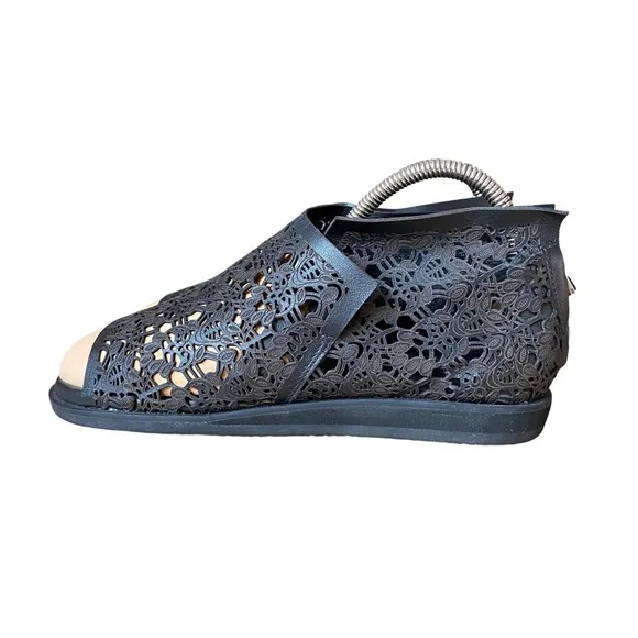 Golo Black Laser Cut Alexie Sandal Flats - Size 8