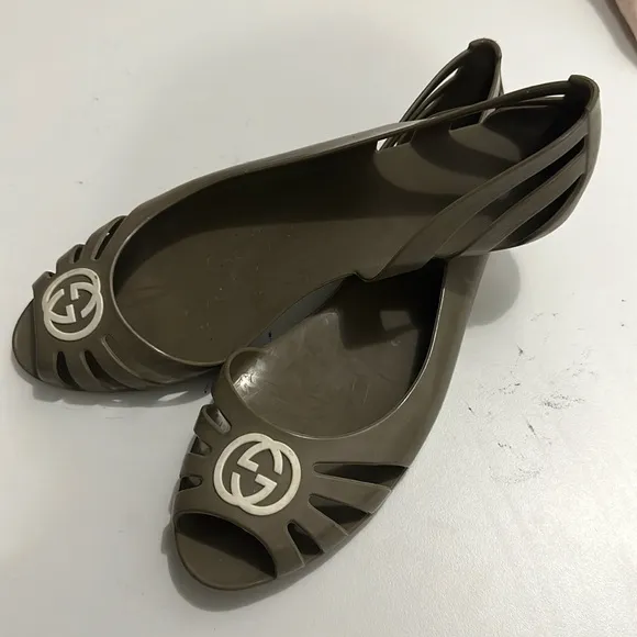 GUCCI. Dark beige flats w/ open toe 100% authentic size 7.5