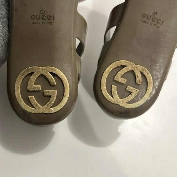 GUCCI. Dark beige flats w/ open toe 100% authentic size 7.5