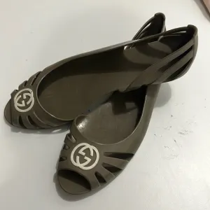 GUCCI. Dark beige flats w/ open toe 100% authentic size 7.5