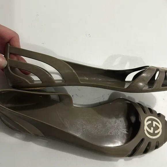 GUCCI. Dark beige flats w/ open toe 100% authentic size 7.5