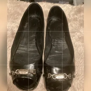 GUCCI FLATES NNAME PLATE IN FRONT PATENT LEATHER FLATS SZ  38 1/2AUTHENTIC