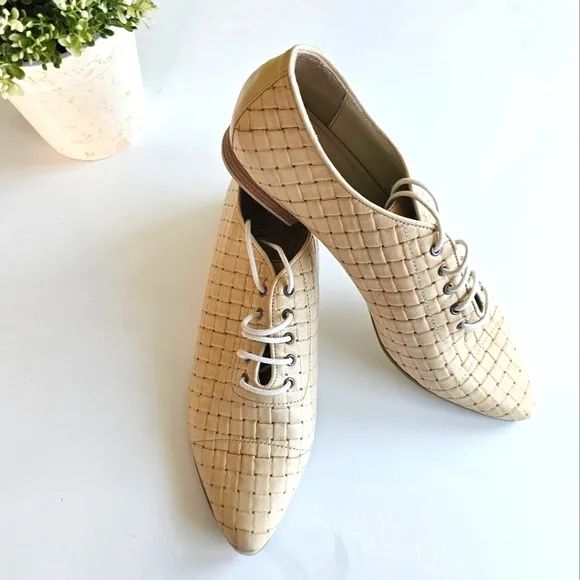 Italian Luxury Handmade Women's Beige  Lace Up Loafers Sz 7.5 / EU 38 NWOT