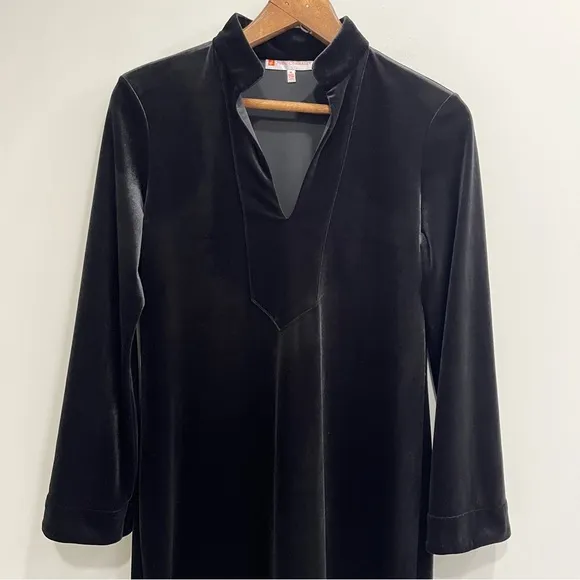 JUDE CONNALLY Kate stretch velvet mini tunic shift dress in black v-neck size