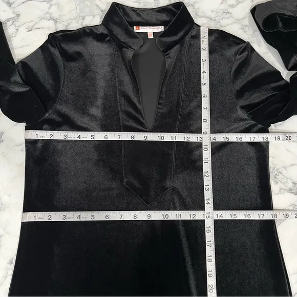 JUDE CONNALLY Kate stretch velvet mini tunic shift dress in black v-neck size