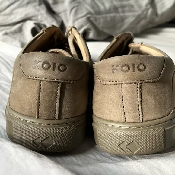 KOIO low top capri sneakers size 42- US 9