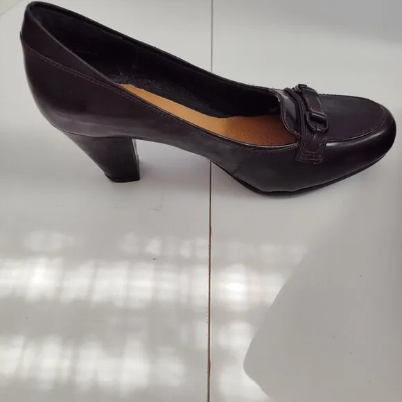 Ladies SZ 6-1/2M Clarks Artisan Burgundy Loafers