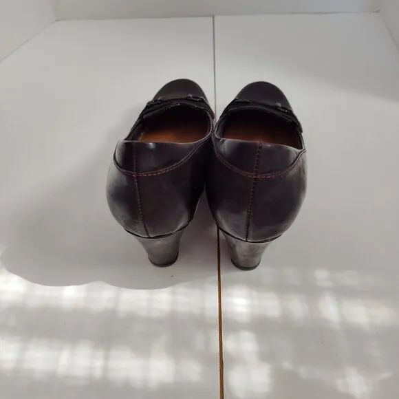 Ladies SZ 6-1/2M Clarks Artisan Burgundy Loafers