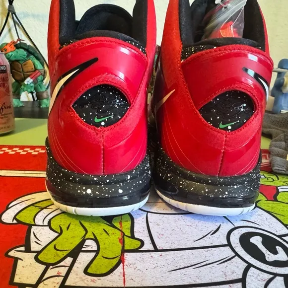 LeBron 8 V/2 ‘Christmas’ – 2011 Holiday Classic, Not a Retro