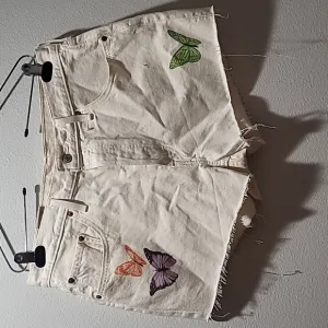 LEVI 501 HIGH RISE CREAM CUT OFF BOHEMIAN BUTTERFLY PRINT JEAN SHORTS WOMENS W33
