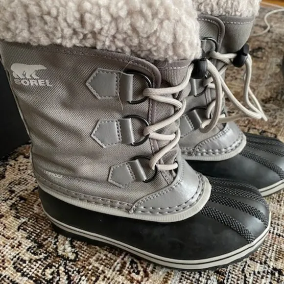 Like New!!  Sorel kids size 1