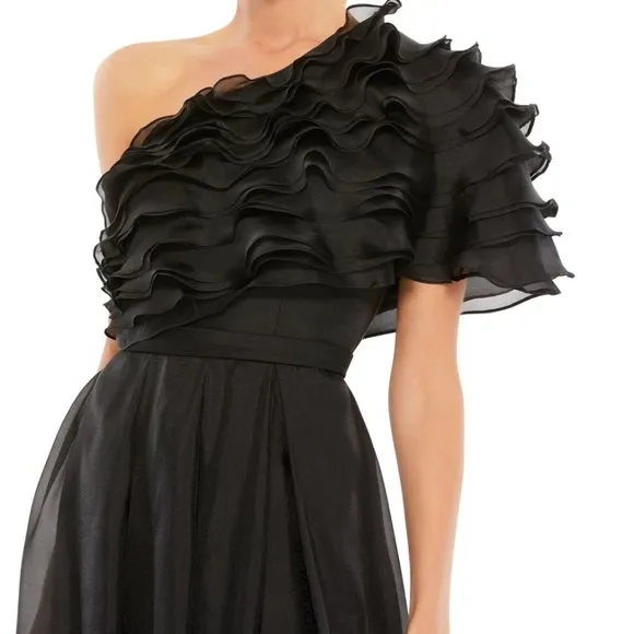 Mac Duggal Ruffle Layered One Shoulder Gown in Black Size 4