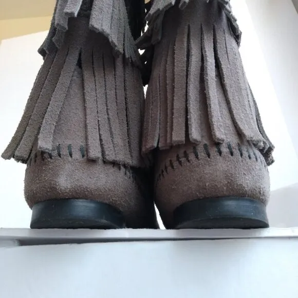 Minnetonka NWOB Grey Suede 3 Fringed Layers on Mid-Calf Pull-On Boots Sz 7