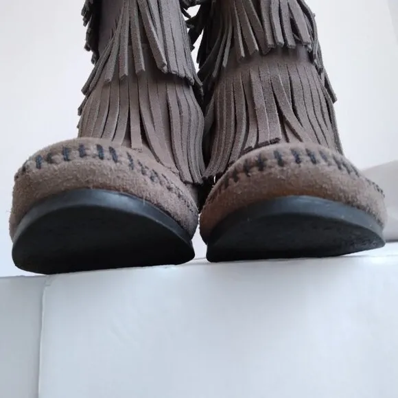 Minnetonka NWOB Grey Suede 3 Fringed Layers on Mid-Calf Pull-On Boots Sz 7