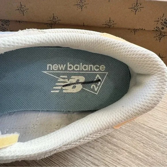 New Balance 237 Sneakers in Angora Light Mango
