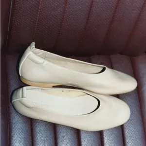 NEW EVERLANE The Day glove leather flats in white lilac